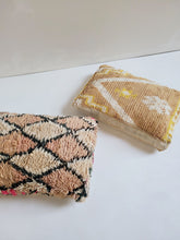 Load image into Gallery viewer, Elouise Dog Bed