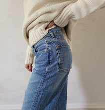 Load image into Gallery viewer, Tommy Mid-Rise Straight Leg Jeans
